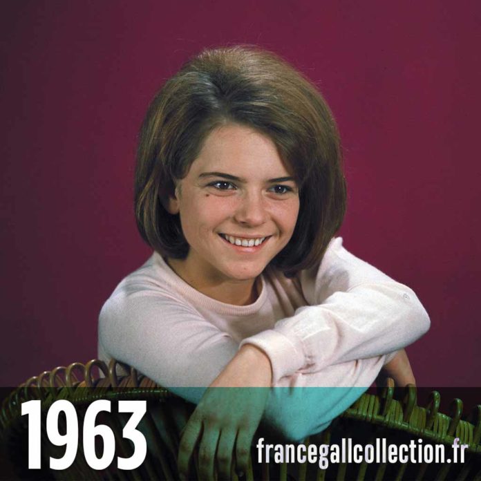 Le premier disque de France Gall paraît le 28 novembre 1963. Sur la pochette, le public découvre le portrait d’une jeune fille en mouvement : regard franc, fond violet et cheveux châtains sagement séparés par une demi-raie, création du coiffeur Jacques Dessange*.