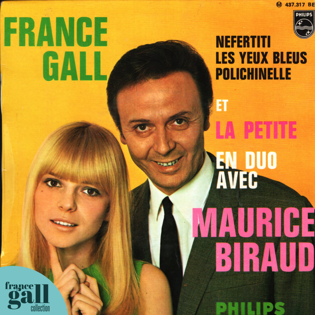 Sur ce 45 tours figure un autre titre composé par Serge Gainsbourg, Nefertiti. Cette chanson est créée à la télévision dans le premier numéro de l'émission Bouton rouge diffusée le 16 avril 1967.