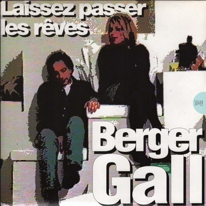 Ce 45 tours paru en mai 1992 est le 1er extrait de Double Jeu, le 7ème album studio que Michel Berger a produit cette fois pour eux-deux, le disque en duo dont ils parlent depuis toujours, avec les titres Laissez passer les rêves et Jamais partir.