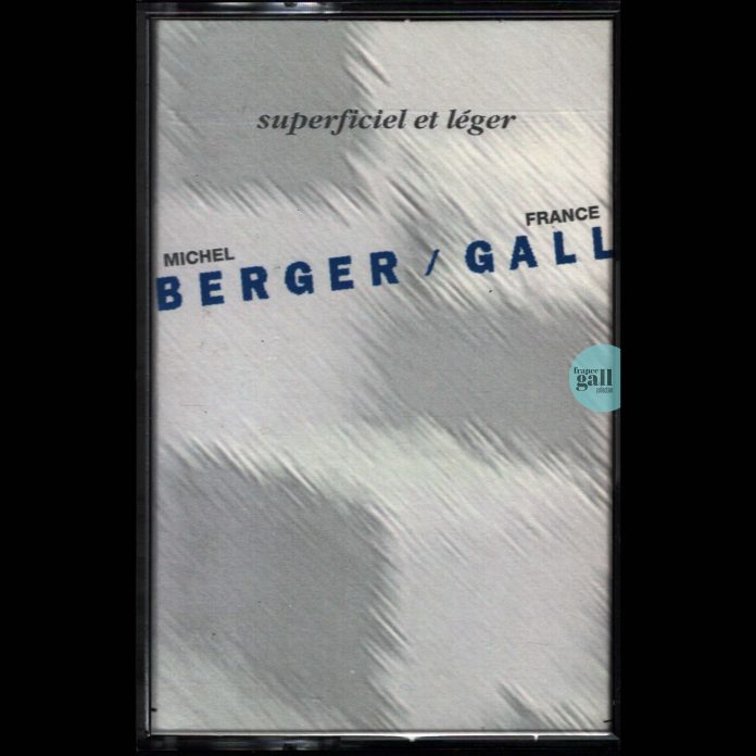 Cette cassette parue en octobre 1992 est le 2ème extrait de Double Jeu, le 7ème album studio que Michel Berger a produit cette fois pour eux-deux, le disque en duo dont ils parlent depuis toujours, avec les titres Superficiel et léger et Bats-toi.
