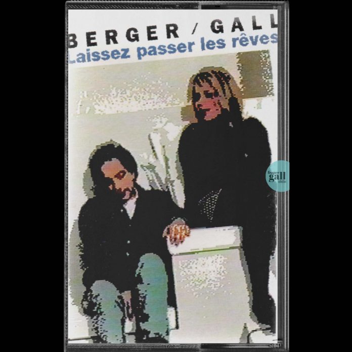 Cette cassette parue en mai 1992 est le 1er extrait de Double Jeu, le 7ème album studio que Michel Berger a produit cette fois pour eux-deux, le disque en duo dont ils parlent depuis toujours, avec les titres Laissez passer les rêves et Jamais partir.