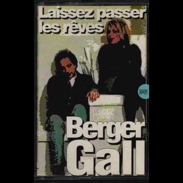 Cette cassette parue en mai 1992 est le 1er extrait de Double Jeu, le 7ème album studio que Michel Berger a produit cette fois pour eux-deux, le disque en duo dont ils parlent depuis toujours, avec les titres Laissez passer les rêves et Jamais partir.