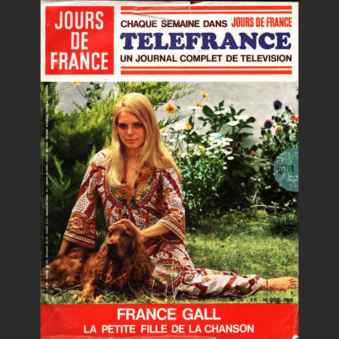 Tranquillement, gentiment, elle poursuit son heureuse carrière, France Gall.