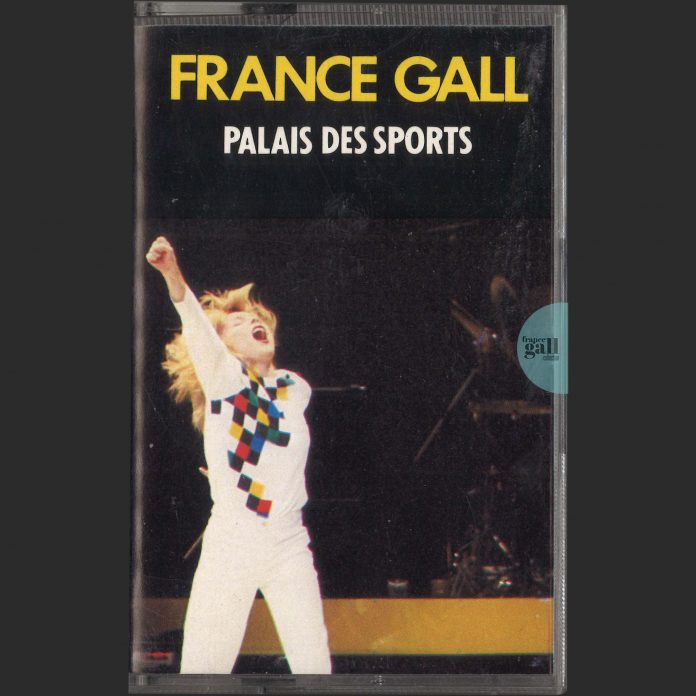 Edition au format cassette transparente pour la France - France Gall au Palais des Sports a été enregistré le 13 février 1982 pendant les concerts de France Gall du 7 janvier au 14 février 1982 au Palais des sports de Paris.