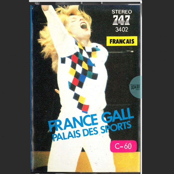Edition non officielle au format cassette provenant du Japon, France Gall au Palais des Sports a été enregistré le 13 février 1982 pendant les concerts de France Gall du 7 janvier au 14 février 1982 au Palais des sports de Paris.