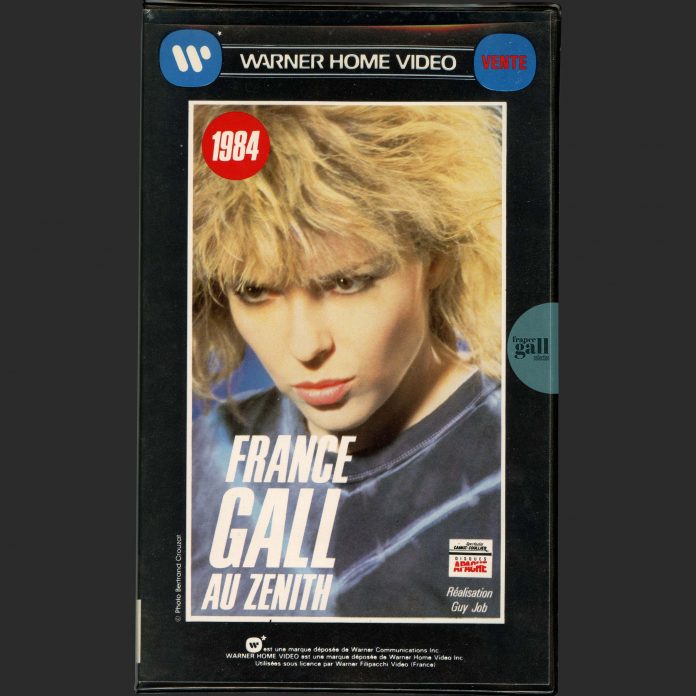France Gall au Zénith a été filmé par Guy Job en 1984 et l’enregistrement vidéo VHS, initialement paru en 1986, a été réédité en 1989 par Warner Home Video (94023 SVV)