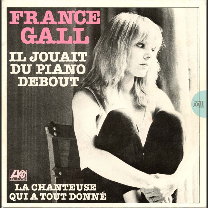 Ce 45 tours avec une pochette en papier chiffon et un pressage plastique contient le titre Il jouait du piano debout, le premier extrait paru en juin 1980 de l'album Paris, France.