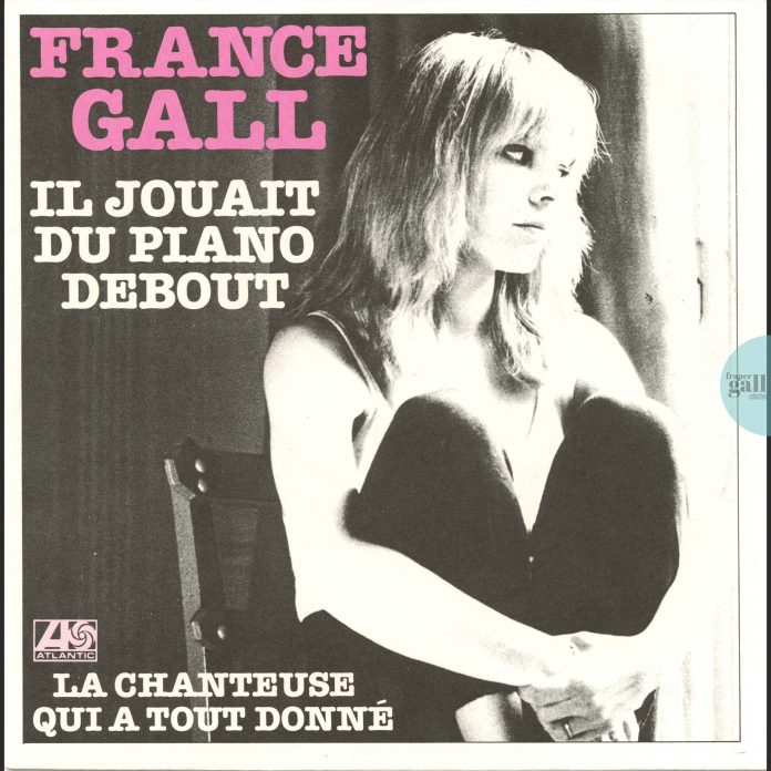 Ce 45 tours avec un pressage papier contient le titre Il jouait du piano debout, le premier extrait paru en juin 1980 de l'album Paris, France.