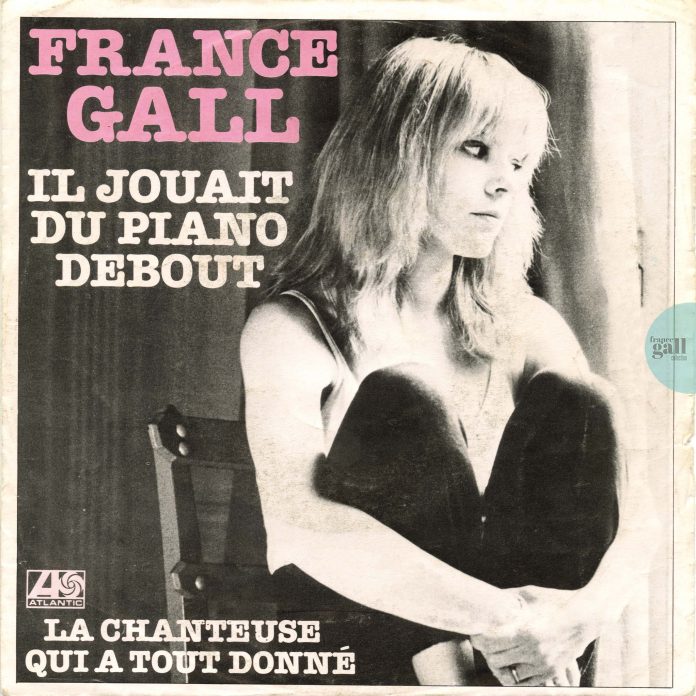 Ce 45 tours en provenance des Pays-Bas avec une pochette en papier chiffon et un pressage papier contient le titre Il jouait du piano debout, le premier extrait paru en juin 1980 de l'album Paris, France.