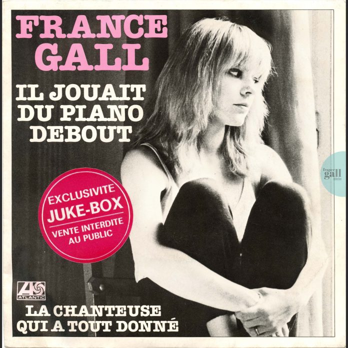 Ce 45 tours promotionnel pour les jukebox contient le titre Il jouait du piano debout, le premier extrait paru en juin 1980 de l'album Paris, France.