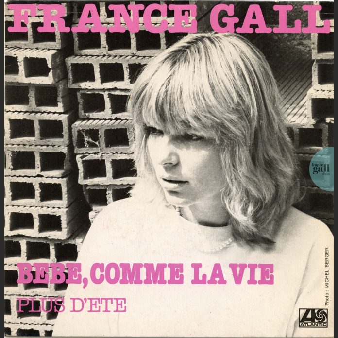 Ce 45 tours avec un pressage papier contient le titre Bébé, comme la vie, le second extrait paru en octobre 1980 de l'album Paris, France.