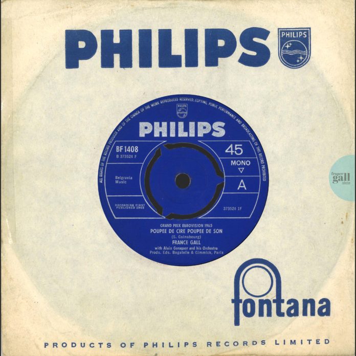 Ce 45 tours édité en 1965, en provenance du Royaume-Uni, contient les titres Poupée de cire, poupée de son, le 3e titre composé par Serge Gainsbourg et Le coeur qui jazze.