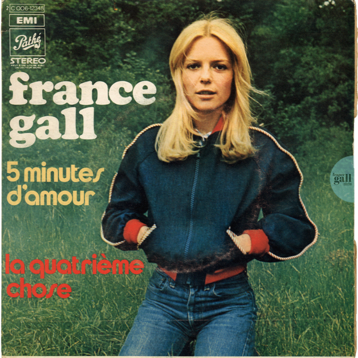Ce 45 tours simple contient les chansons 5 minutes d'amour et La quatrième chose. Ces deux titres sont ensuite édités en 1976 sur la compilation au format 33 tours intitulé France Gall qui propose certains titres parus uniquement en 45 tours.